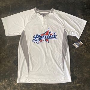 Men’s short sleeve shirt with Patriots on the front chest